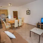 Three-bedroom Mir With Private Infinity Pool דירה Vošteni