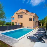 Three-bedroom Mir With Private Infinity Pool דירה Vošteni