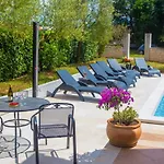 Three-bedroom Mir With Private Infinity Pool דירה Vošteni