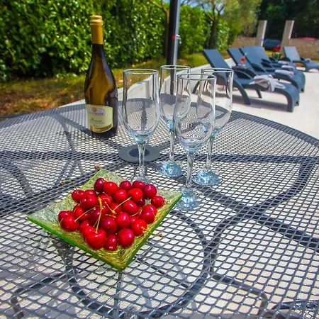 Three-bedroom Mir With Private Infinity Pool Apartmán