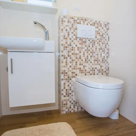Appartement Three-bedroom Mir With Private Infinity Pool Vošteni