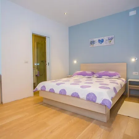 Three-bedroom Mir With Private Infinity Pool Vosteni