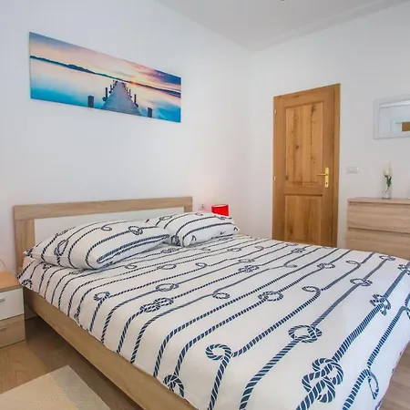 Three-bedroom Mir With Private Infinity Pool Vošteni