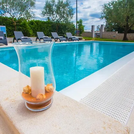 Three-bedroom Mir With Private Infinity Pool Apartment Vosteni