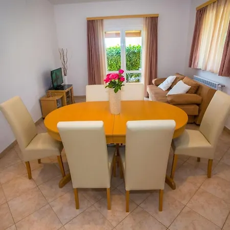 Three-bedroom Mir With Private Infinity Pool Apartment Vosteni