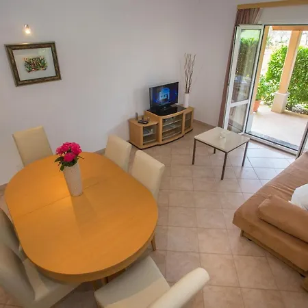 Three-bedroom Mir With Private Infinity Pool Apartament Vošteni