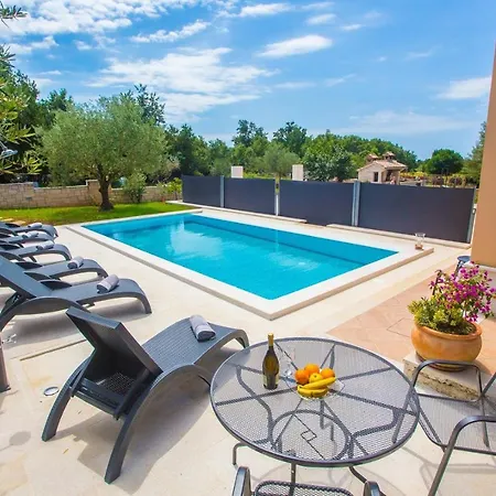 Three-bedroom Mir With Private Infinity Pool