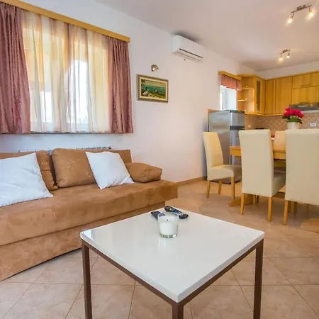 Apartment Three-bedroom Mir With Private Infinity Pool