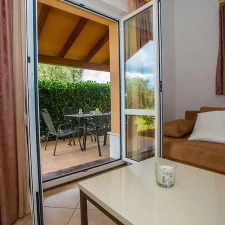 Daire Three-bedroom Mir With Private Infinity Pool Vošteni