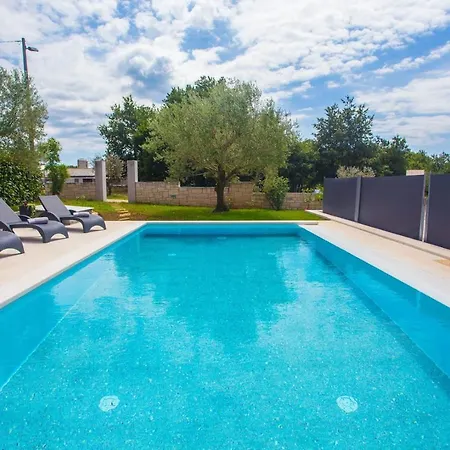 Apartment Three-bedroom Mir With Private Infinity Pool