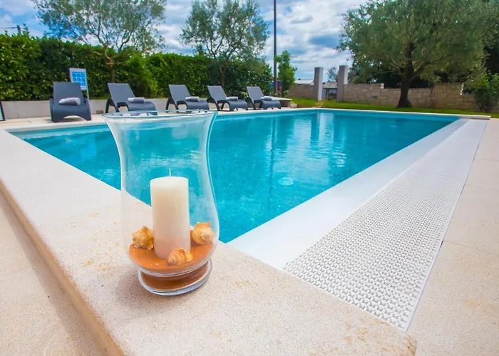 Three-bedroom Mir With Private Infinity Pool Apartman Vosteni