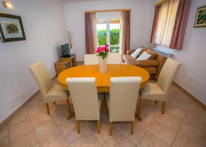 Three-bedroom Mir With Private Infinity Pool Apartman Vosteni