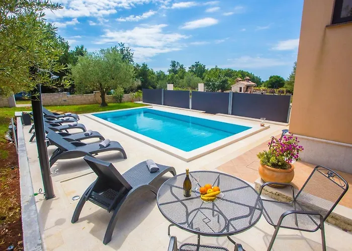 Three-bedroom Mir With Private Infinity Pool