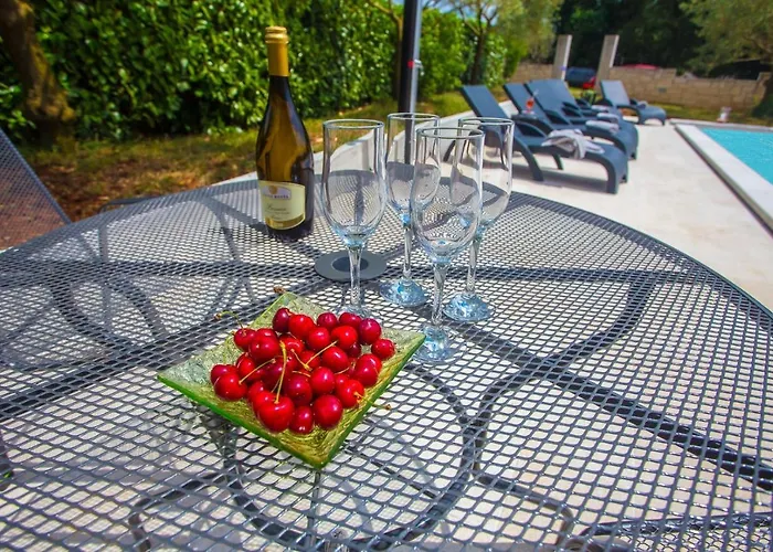 Three-bedroom Mir With Private Infinity Pool Apartman