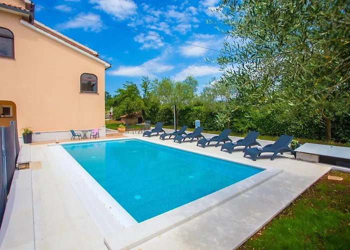 Apartman Three-bedroom Mir With Private Infinity Pool *