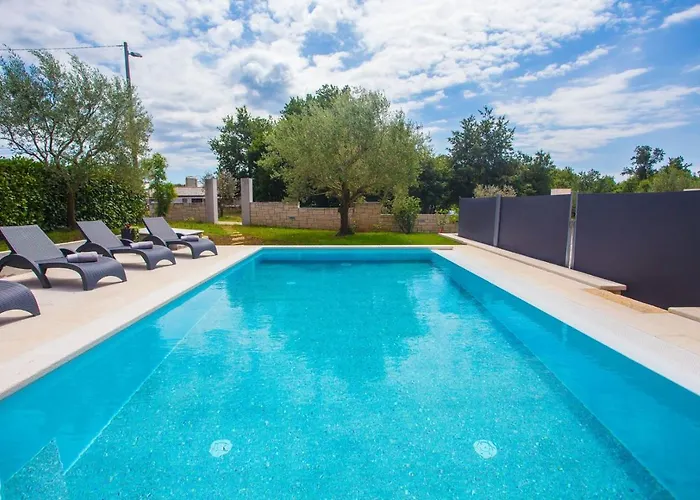 Apartman Three-bedroom Mir With Private Infinity Pool